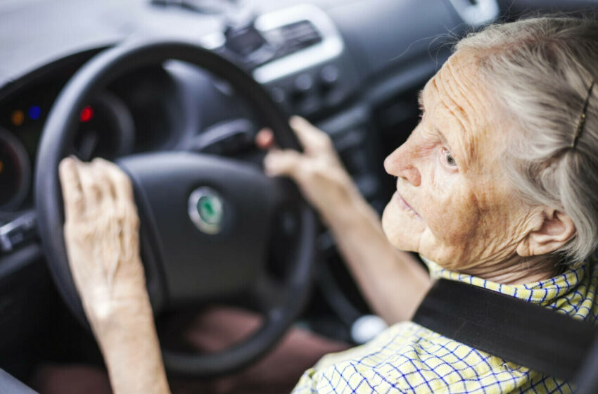  Poliţia a oprit o conducătoare auto de 103 ani care circula fără permis şi fără asigurare