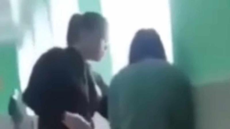  (VIDEO) Poliția s-a autosesizat pe cazul elevei bătute cu cruzime chiar pe holul unei școli din țară: Ce spun oamenii legii