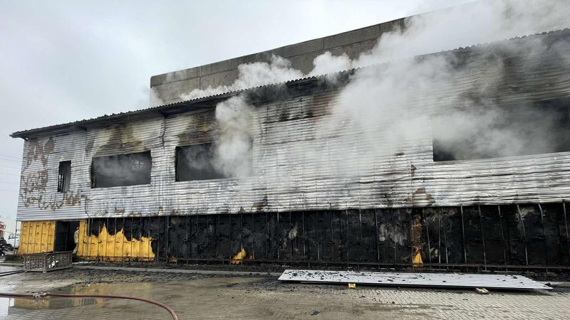  (FOTO/VIDEO) Mai multe mașini de pompieri au intervenit la incendiul de la Buiucani: Ce depozit arde