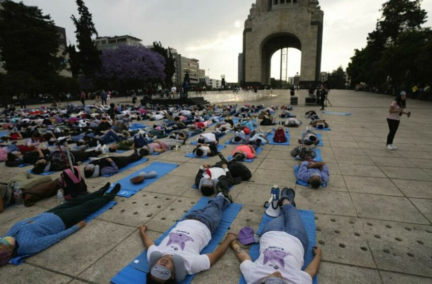  Sute de oameni din Mexico City s-au întins pe jos pentru un „pui de somn” pentru a comemora Ziua Mondială a Somnului
