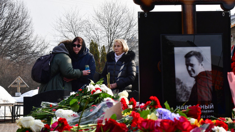  (FOTO/VIDEO) Mama lui Navalnîi a venit la cimitir, la o zi de la înmormântarea transformată în protest. Rușii stau la coadă să pună flori la mormânt
