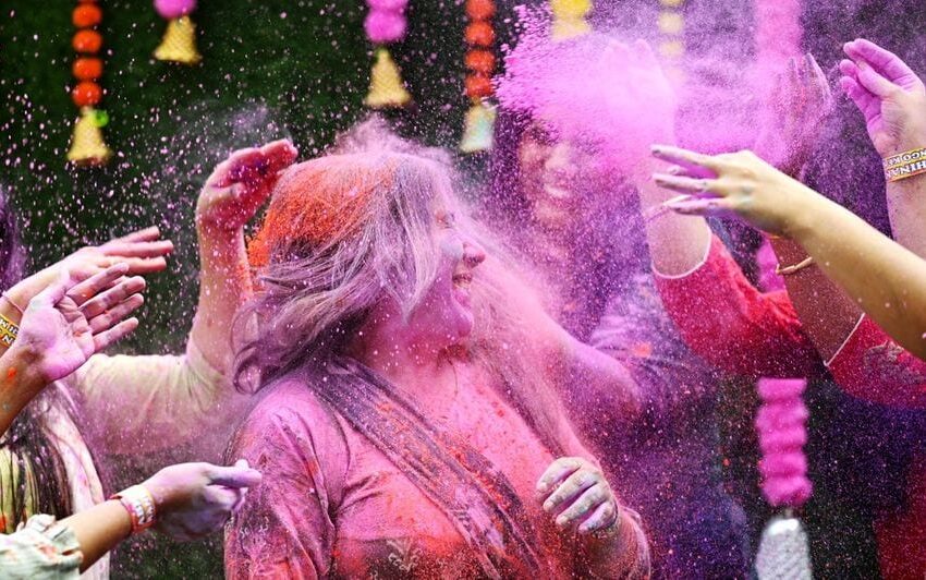  (VIDEO) Explozie de culoare în toată India. Festivalul Holi, sărbătorit de milioane de indieni: Ce tradiţii respectă în ziua care marchează sosirea primăverii