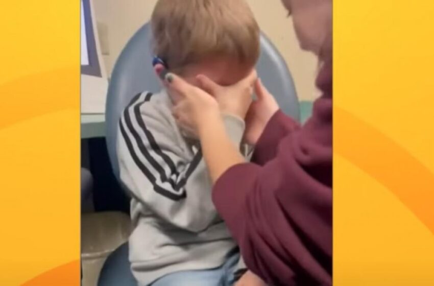  (VIDEO) Momentul emoţionant în care un copilaş din SUA aude pentru prima dată vocea mamei. La 6 ani, Connor a auzit primul „Te iubesc” din partea celei care i-a dat viață