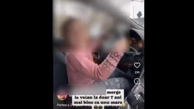  Video în care o fetiță de 7 ani efectuează câteva manevre de deplasare la volanul unei mașini a ajuns viral pe internet. Poliția s-a autosesizat