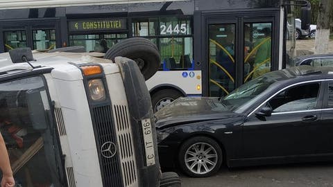  Un Mercedes s-a răsturnat, după ce s-a tamponat cu un BMW, la Buiucani: Un șofer a avut nevoie de îngrijiri medicale