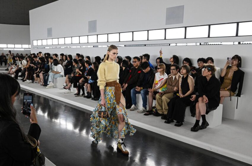  Louis Vuitton, prezentare de modă la Shanghai. Show-ul „Voyager” a pus în scenă ţinute asimetrice şi veste boxy