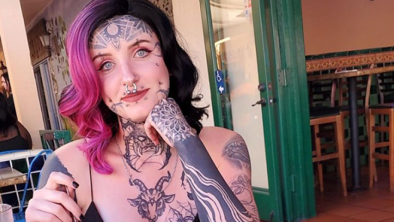  O femeie s-a plâns pe TikTok că nu a fost angajată din cauza tatuajelor. Postarea s-a viralizat și a devenit subiect de dezbatere