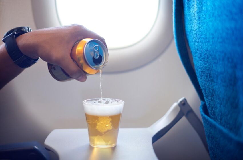  Turiştii care au consumat toată băutura din avion în 25 de minute, în drum spre Turcia. Echipajul, şocat: „N-am mai păţit aşa ceva!”