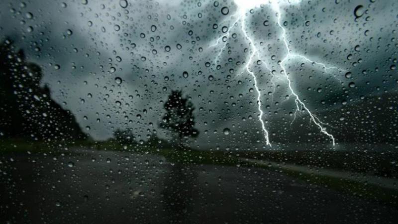  Ploi cu descărcări electrice, grindină și vijelii în toată țară: Meteorologii au emis un Cod Galben de instabilitate atmosferică