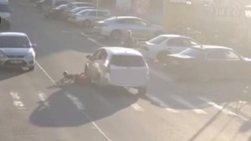  (VIDEO) Imagini cu impact emoțional: Un copil, călcat de o maşină la Tiraspol, în timp ce traversa pe zebră, pedalând pe bicicletă