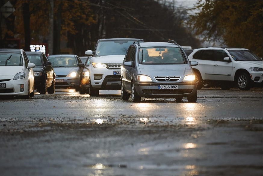 „Utilizați transportul public și nu parcați sub copaci”. Recomandările Primăriei Chișinău, în contextul alertei meteo