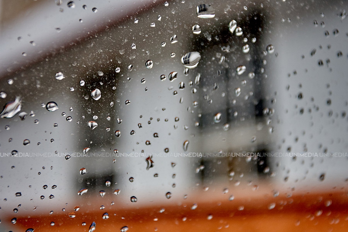 Vremea se răcește în Moldova: Meteorologii anunță ploi și fu