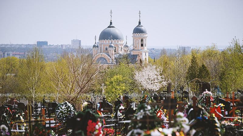 Creștinii ortodocși sărbătoresc Paştele Blajinilor: O zi în care moldovenii își pomenesc răposații