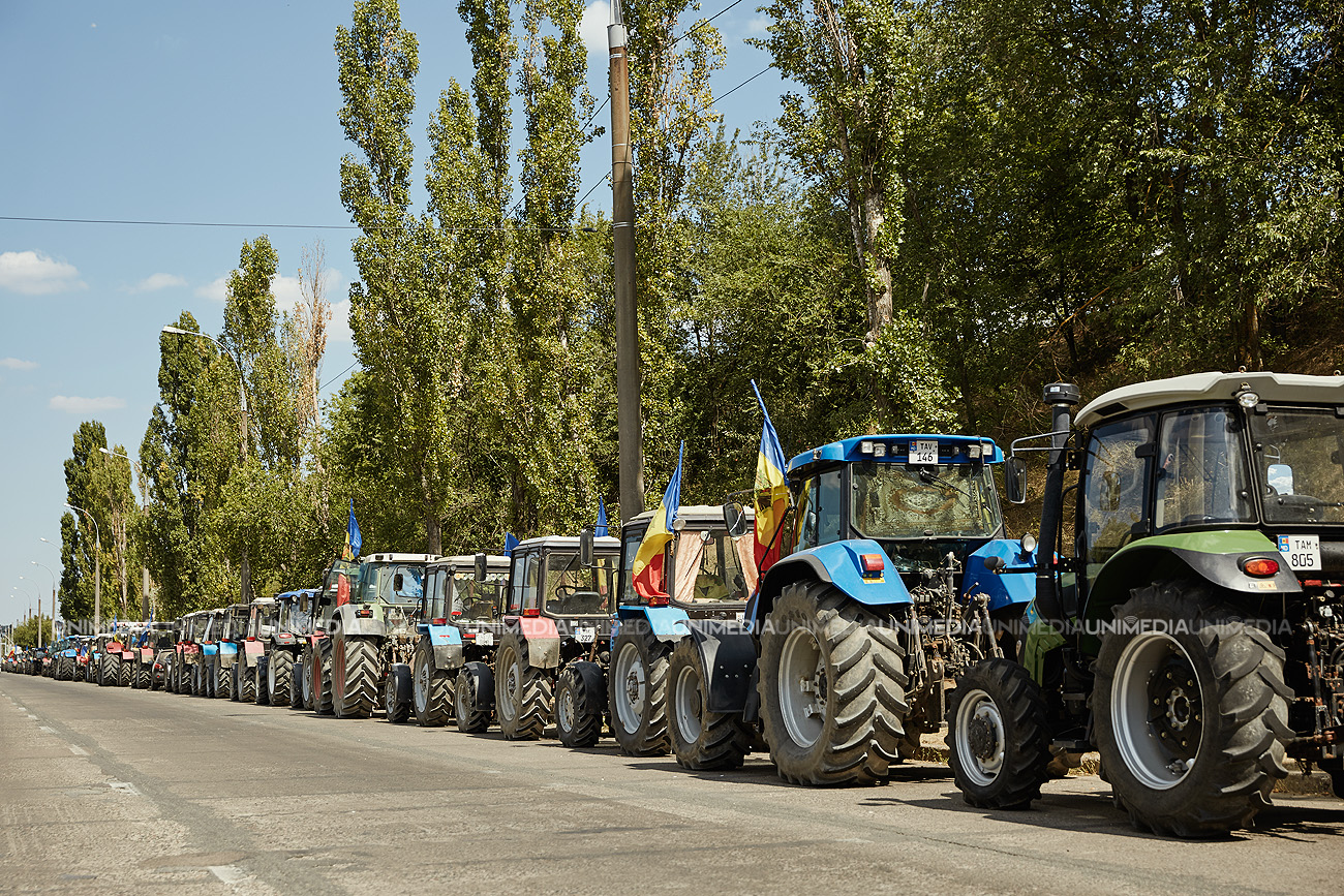 Fermierii din Fălești își iau tractoarele și ies, 