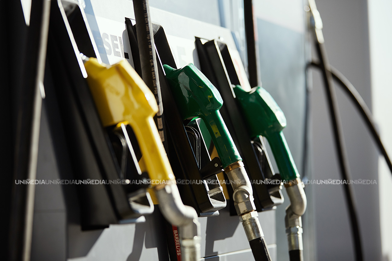 Moldova își va crea stocuri de urgență de carburanți pentru 61 de zile. Proiectul, votat cu critici în Parlament: „Continuați să băgați mâna în buzunarul cetățeanului”