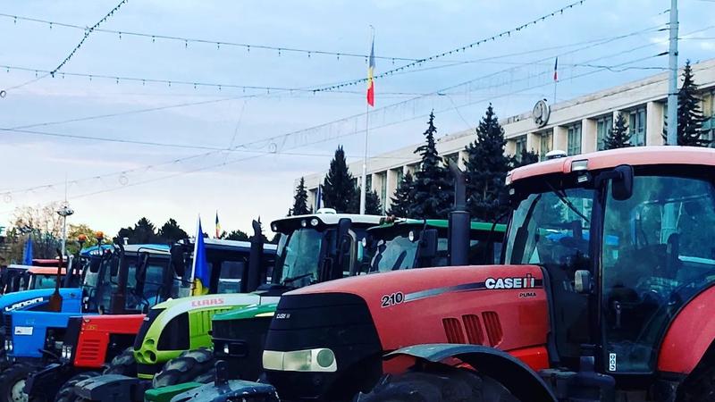 Fermierii reiau mâine protestele Vor organiza marșuri cu tehnică agricolă și i vor aștepta pe