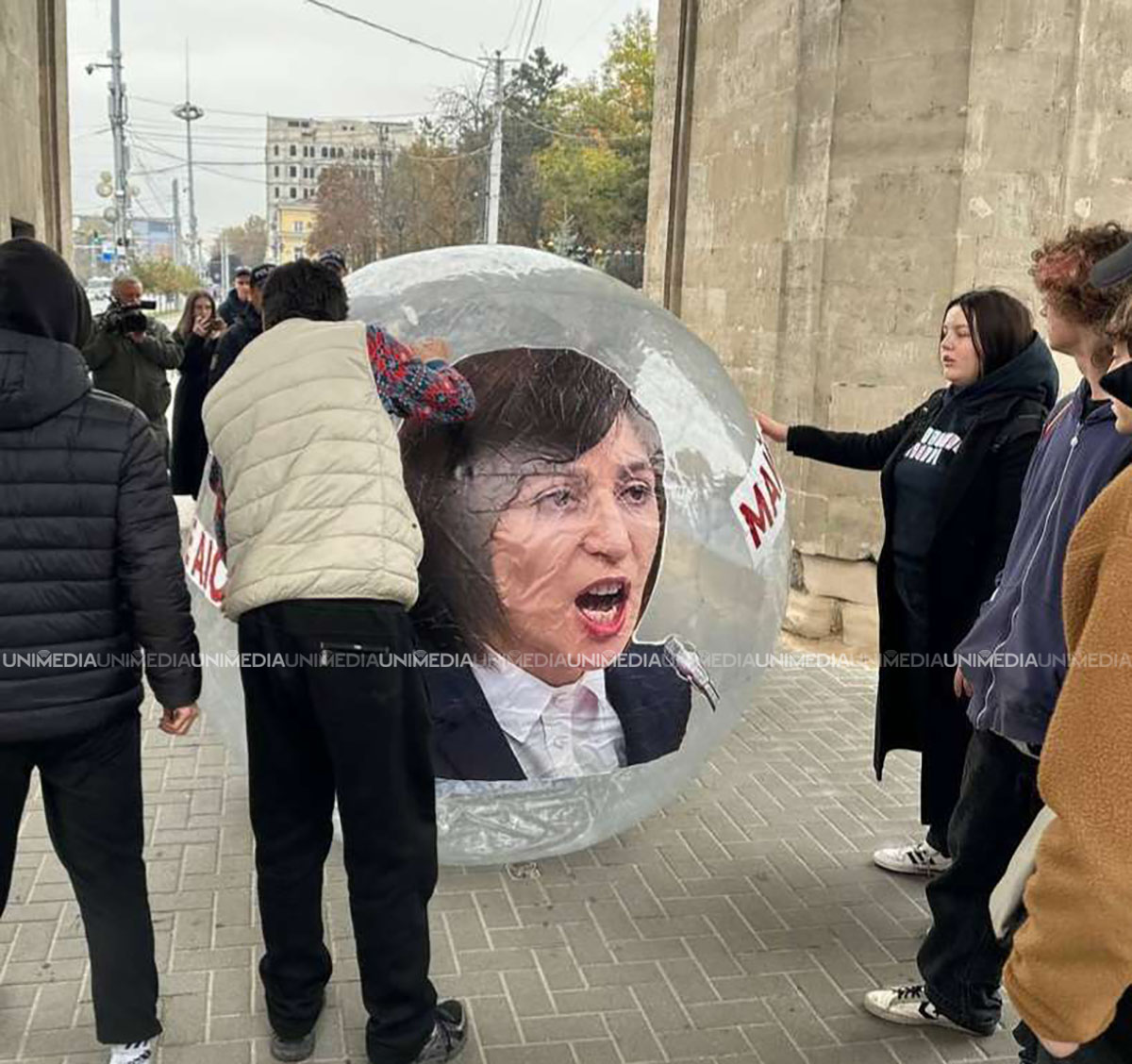 "Майя катись отсюда": Огромный воздушный шар с изображением президента прокатился по центру столицы в знак протеста