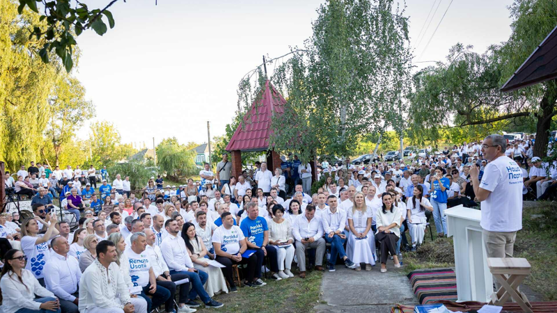 Partidul Nostru a intrat în campania electorală prezentând 29 de proiecte de lege gata elaborate, la Rediul Mare, unde a copilărit Renato Usatîi