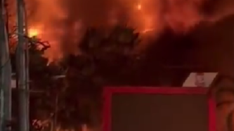 (video) Salariile deputaților provoacă revolte de proporții într-o țară asiatică. Sediile mai multor parlamente provinciale au fost incendiate