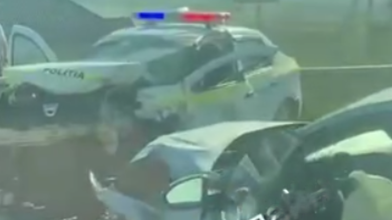 (foto) Impact violent la Sîngerei: Două mașini, printre care una de poliție, făcute zob