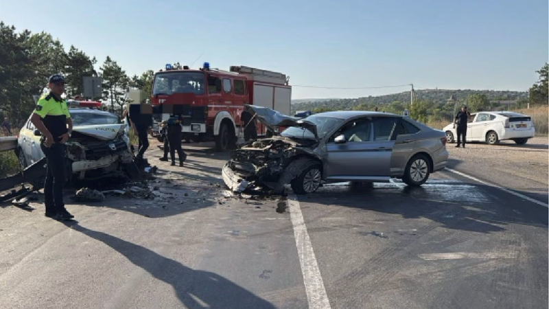 (video) Doi polițiști, spitalizați după accidentul de la Sîngerei: Impactul s-a produs după ce șoferița unui Volkswagen a intrat pe contrasens și s-a izbit într-un echipaj de patrulare