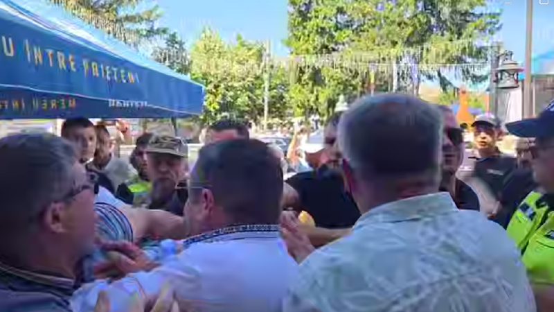 (video) Campanie electorală cu pumni și țipete la Peresecina: Mai mulți susținători PAS și ai partidelor apropiate lui Ilan Șor s-au luat la bătaie