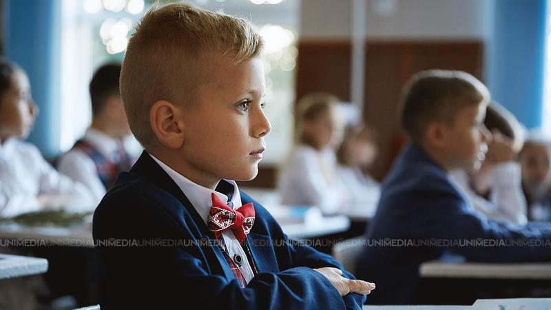 Sună clopoțelul în toată țara: Școlile și-au redeschis ușile pentru mii de elevi, care au revenit astăzi în bănci