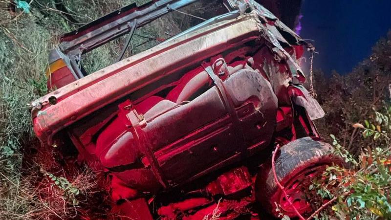 Viteza ucide: Două persoane au decedat, după ce s-au răsturnat cu BMW-ul într-un canal de scurgere a apelor, la Soroca