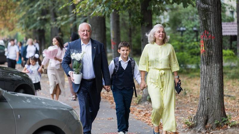(foto) Emoții mari în familia Dodon. Mezinul Nicușor a schimbat școala și a pășit în clasele gimnaziale: „Le urăm elevilor entuziasm și perseverență”