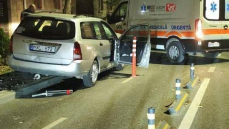 Un șofer și-a pierdut cunoștința la volan și a intrat cu mașina în piloni: Bărbatul a murit, iar pasagera sa, rănită