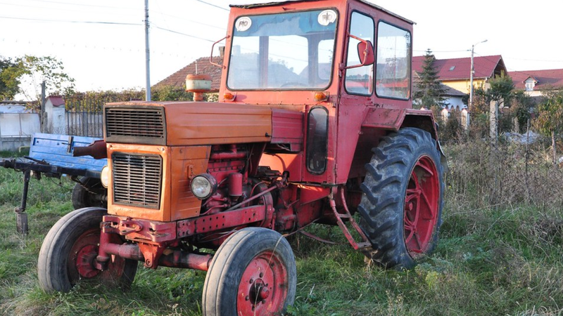 Ar fi încercat să pornească tractorul, dar a ajuns sub roți. Un bărbat din Căușeni a murit, după ce a fost strivit de vehicul