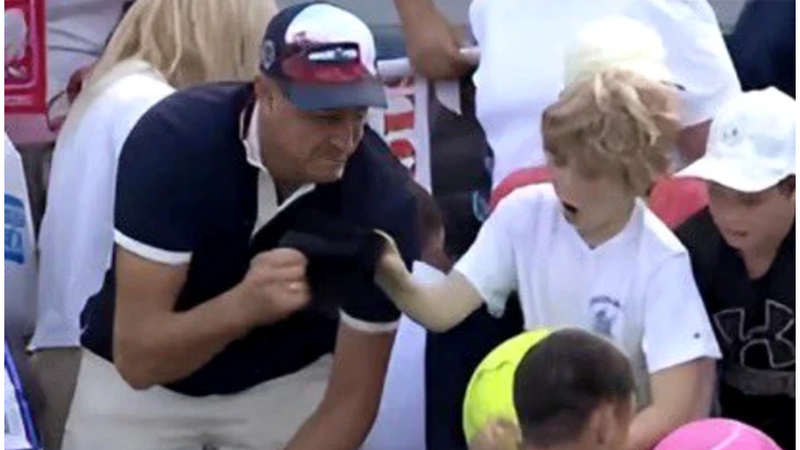 (video) Scene halucinante la US Open. Un milionar i-a smuls unui băiețel șapca dăruită de un jucător de tenis