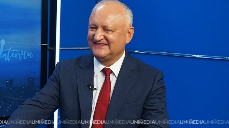 (foto) „Când feciorii vin acasă...”. Igor Dodon, emoții la Aeroport: Fiii ex-președintelui au revenit din Rusia, în ajun de 1 Mai