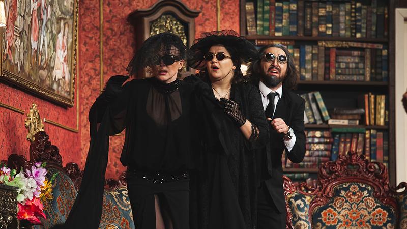 Lăcomie și situații absurde într-o comedie savuroasă: „Fiți sănătos, domnule!” pe scena TNEI