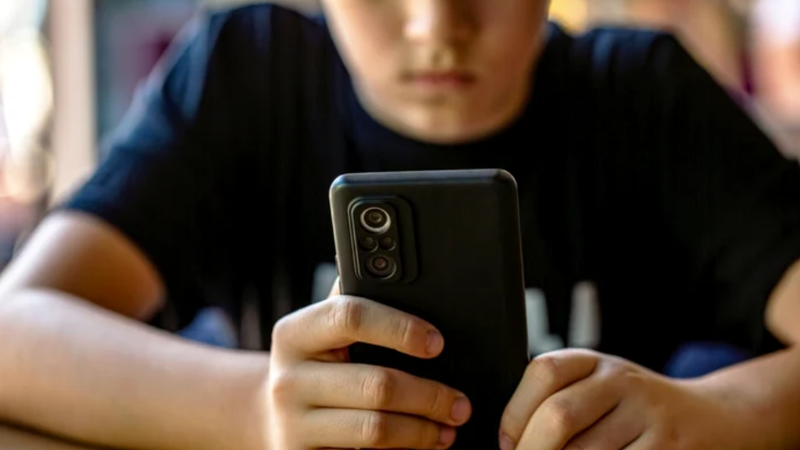 Rusia vrea să impună limite de vârstă pentru utilizarea telefoanelor: „Nu este normal ca unui copil să i se dea un smartphone”
