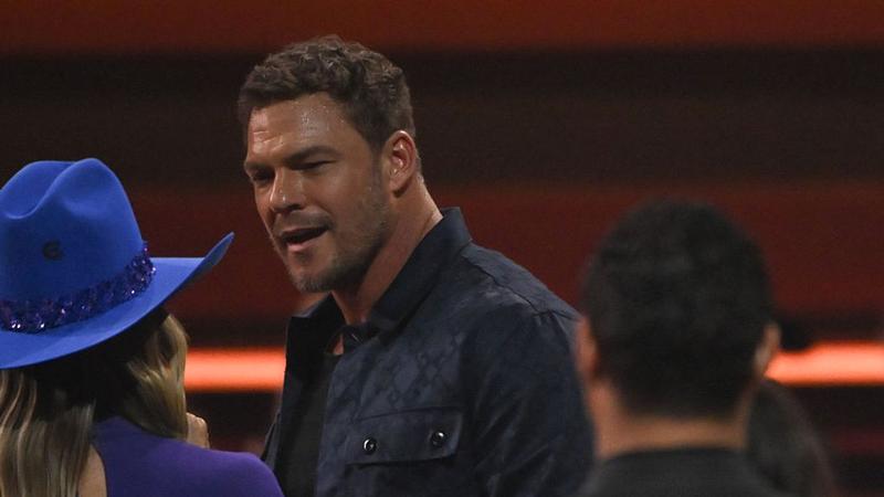 (video) Actorul Alan Ritchson, filmat în timp ce îl snopește în bătaie pe vecinul său. Imaginile șocante cu altercația