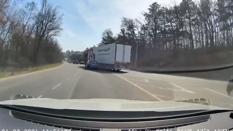 (video) O mașină a unei școli auto, la un pas de a fi spulberată de un TIR, pe Șoseaua Balcani