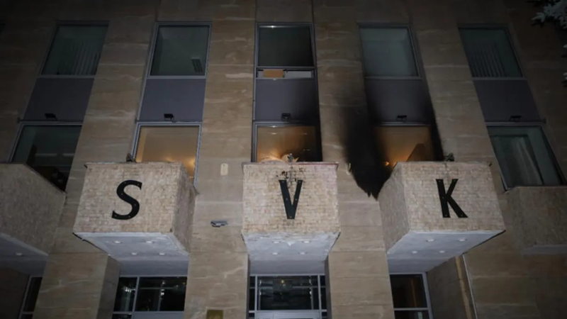 (foto) Atac cu șase cocktailuri Molotov la Casa Rusiei din Praga: „Numai niște neoameni ar ataca cultura!”