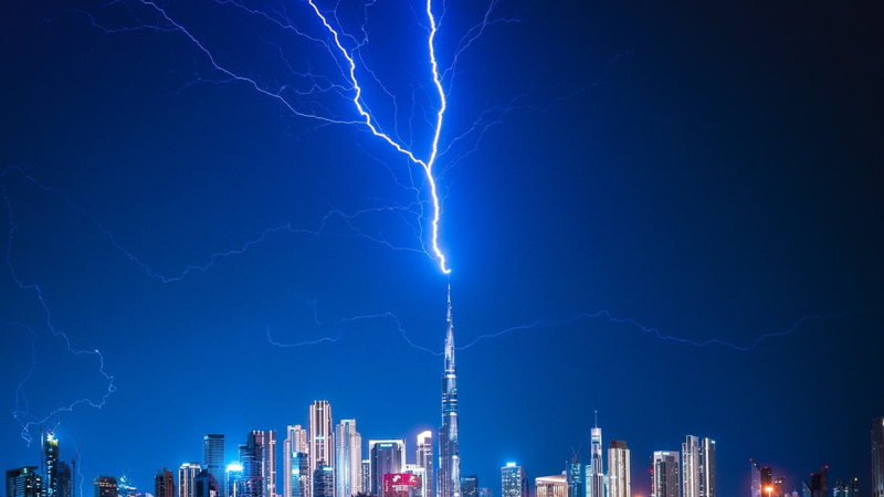 (foto) Burj Khalifa, cea mai înaltă clădire din lume, lovită de fulgere la o zi după atacurile iraniene din Dubai. Scene „apocaliptice” surprinse de localnici