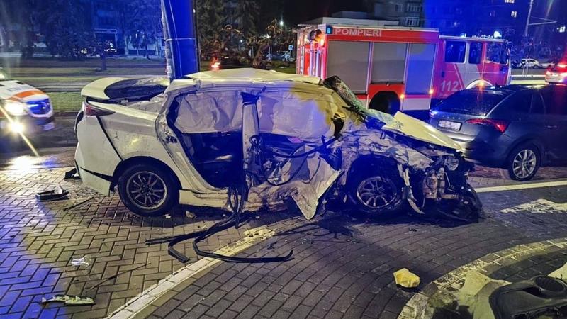 (foto) Un șofer de Mercedes, reținut, după accidentul de aseară de pe bd. Dacia: S-a izbit de un taximetru, apoi a refuzat alcooltestul