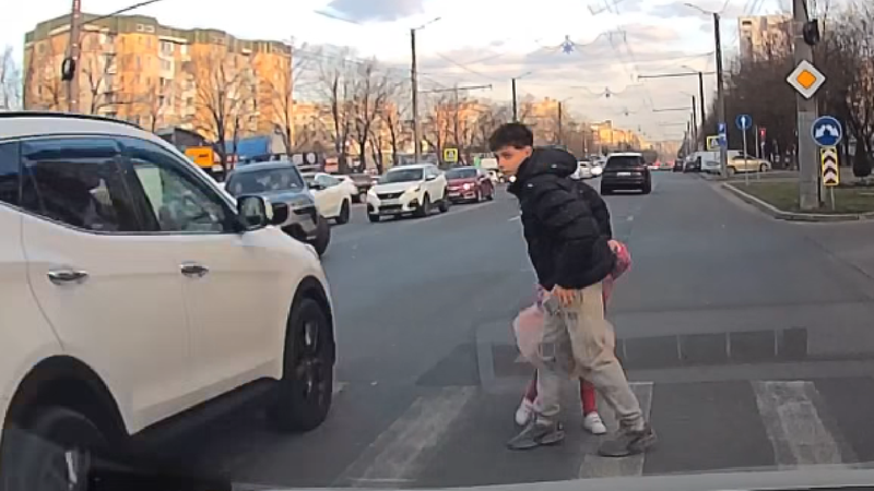 (video) O șoferiță, sancționată de polițiști după ce era să lovească cu Hyundai-ul doi copii pe zebră, la Buiucani