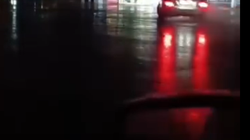 (video) Drifturi cu supraveghetori neașteptați: Șoferul unui Mercedes a oferit un „spectacol” chiar în fața carabinierilor și a ajuns la INSP