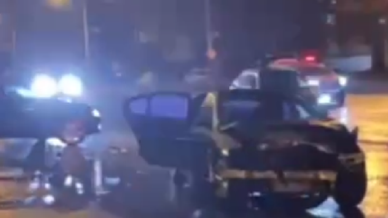 (video) Un BMW, condus de un tânăr fără permis, a lovit o Toyota și a aruncat-o într-o altă mașină, la Ciocana: Doi bărbați, transportați la spital
