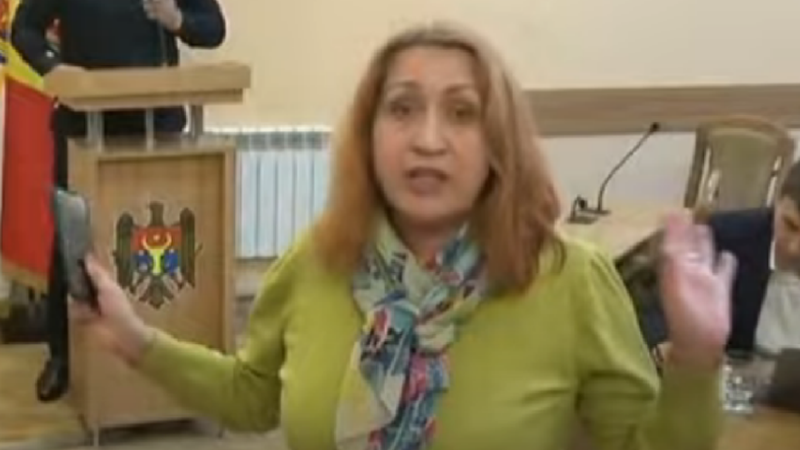 (stop cadru) Replici la CMC între Silvia Grigorieva și un consilier: „- Nu mă întrerupe, frumosule. Ești bărbat ori ce? - Vreți să mă verificați?”