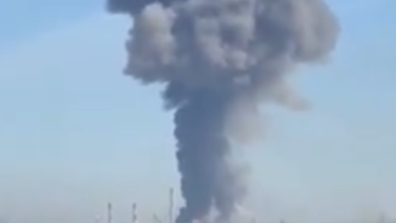 (video) Explozie urmată de incendiu la una dintre cele mai mari uzine petrochimice din Rusia. Cel puțin 2 morți și peste 70 de răniți