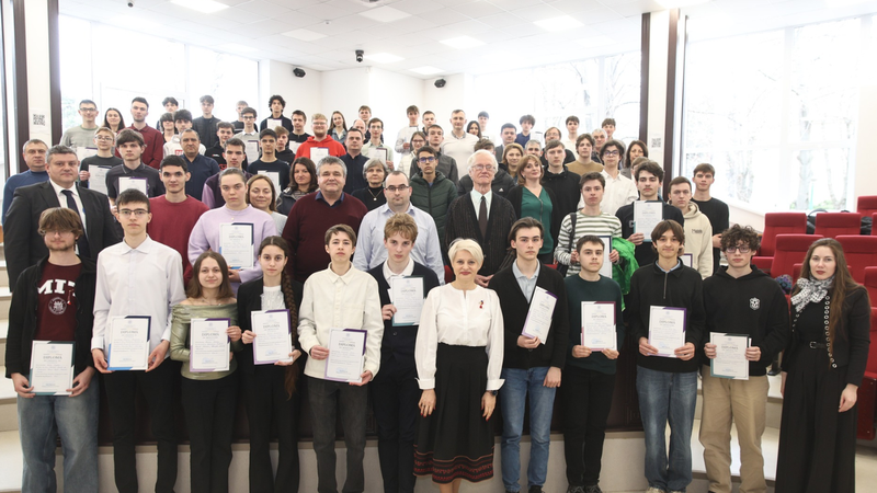 Cei mai buni la fizică: 40 de elevi, premiați pentru rezultatele remarcabile de la Olimpiada Republicană