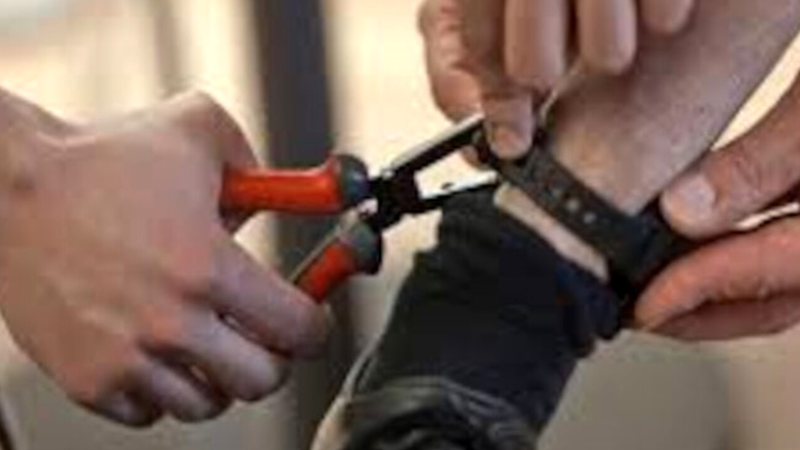 Un moldovean, arestat în Italia după ce și-a distrus brățara electronică, instalată ca să nu se poată apropia de soția sa, pe care a agresat-o