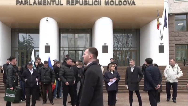 (live) „Coridorul rușinii” în fața Parlamentului. Reprezentanții MAN organizează un protest: „PAS, nu vii rușine?”
