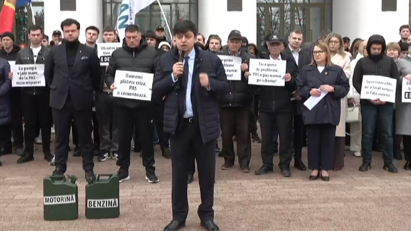(video) „Coridorul rușinii” în fața Parlamentului. Reprezentanții MAN au protestat împotriva prețurilor exorbitante la carburanți: „Trebuie să oprim acest dezmăț”
