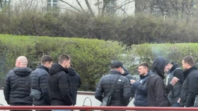 (video) Ofițeri INI, la Judecătoria Chișinău: Au venit să-și susțină colegii reținuți în dosarul mitei de 400 mii de dolari